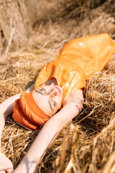 Mulher elegante em vestido oriental e turbante em grama seca — Fotografia de Stock