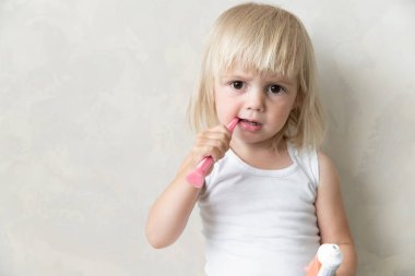 Küçük Kız Diş Fırçası ile Diş Fırçası. Diş Hekimliği Sağlık. Yalıtımlı