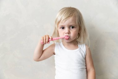 Küçük Kız Diş Fırçası ile Diş Fırçası. Diş Hekimliği Sağlık. Yalıtımlı