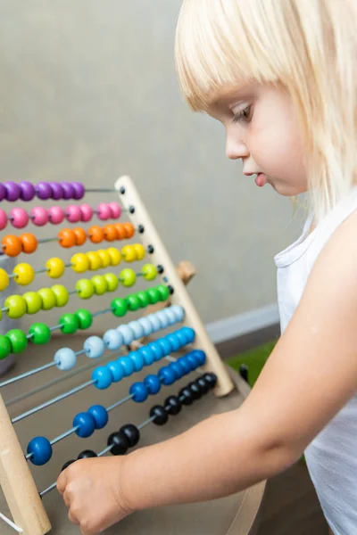 Niña preescolar con juguetes educativos brillantes. Educación — Foto de Stock