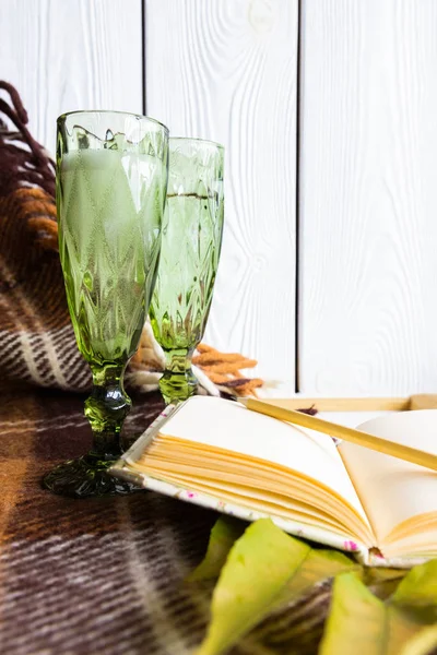 スパークリングワインと日記のための眼鏡で秋の静物画。コピースペース — ストック写真