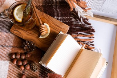 Limonlu ve ballı sonbahar natürmortu. Kayıtlar için Günlük