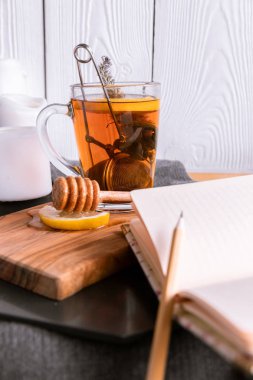 Limonlu ve ballı sonbahar natürmortu. Kayıtlar için Günlük