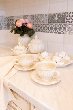 Porselen çay partisi seti. Durgun hayat. Geçmişi. Mutfak.