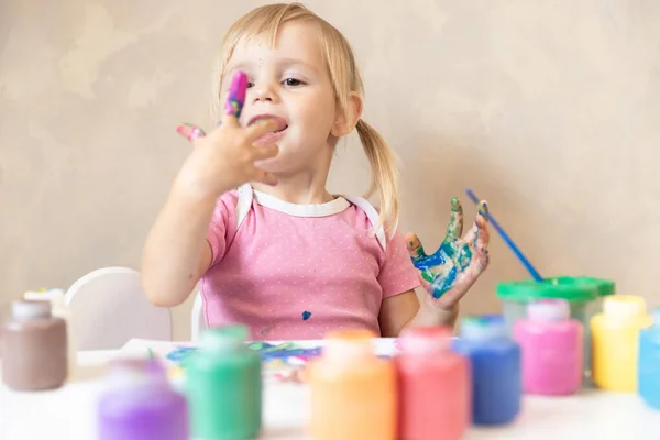 Niño pequeño dibuja las manos pintadas en pintura. Pintura. Desarrollo y formación —  Fotos de Stock