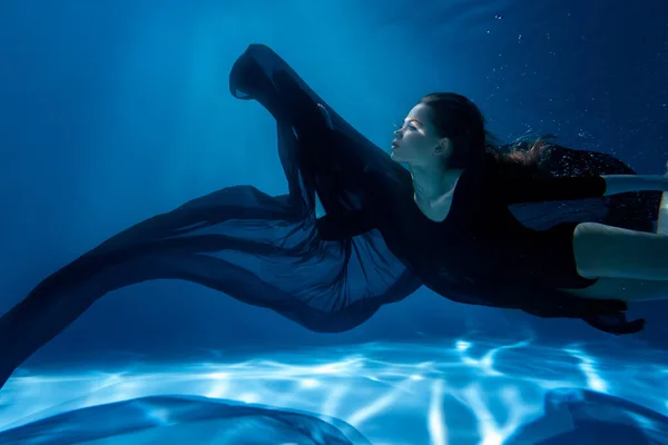 Young Slender Girl Underwater with a Cloth. Water Magic. Underwater Photography. Art — Stock Photo, Image