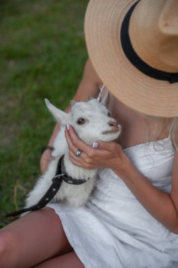 Arka planda Sığırlı Mutlu Kadın Süt ve Tahılla Hayat