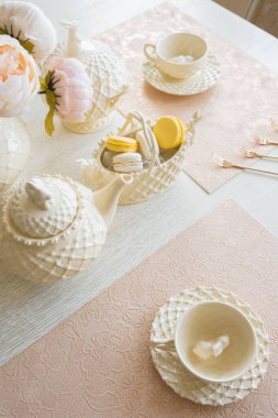 Romantik Servisteki Güzel Fincanlardan Çay Partisi