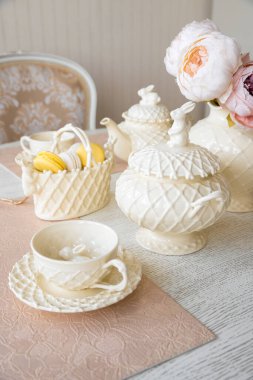 Romantik Servisteki Güzel Fincanlardan Çay Partisi