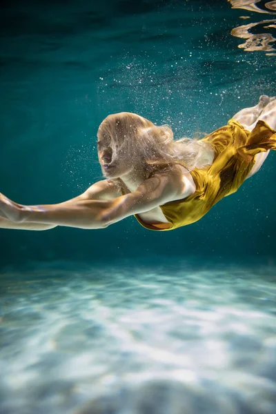 Piękna Dziewczyna Nad Wodą Magia Fotografia Artystyczna Głębokość — Zdjęcie stockowe