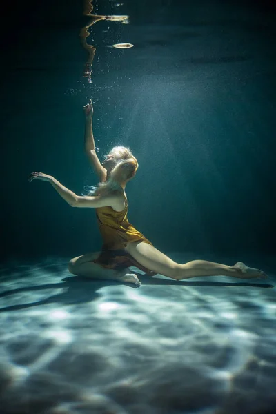 Hermosa Chica Junto Agua Magia Fotografía Artística Profundo —  Fotos de Stock