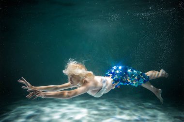 Genç Slender Kız bir bezle suyun altında. Su Büyüsü. Boşluğu Kopyala