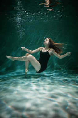 Genç Slender Kız bir bezle suyun altında. Su Büyüsü. Su altı fotoğrafçılığı. Sanat