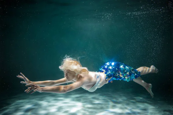 Jong Slank Meisje Onderwater met een Doek. Water Magie. Kopieer ruimte. — Stockfoto