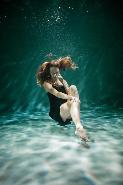 Young Slender Girl Underwater with a Cloth. Water Magic. Underwater Photography. Art — Stock Photo, Image