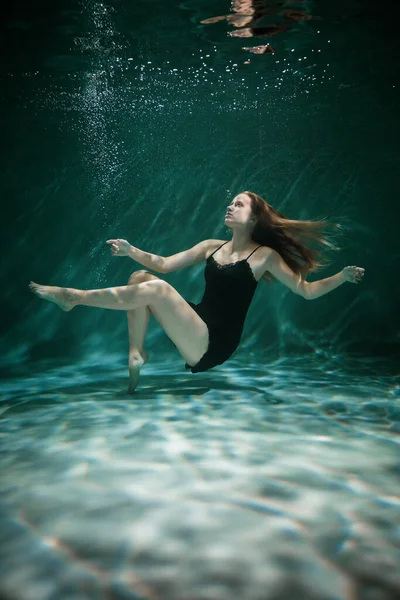 Jeune fille mince sous l'eau avec un chiffon. Magie de l'eau. Photographie sous-marine. L'art — Photo