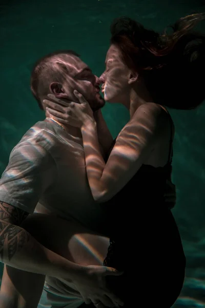Víz alatti fotózás egy szerelmes párról. Férfi és nő — Stock Fotó