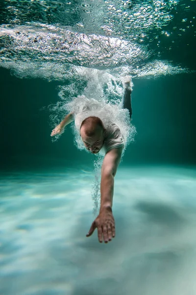 普段着で水中にいる男 コピースペース — ストック写真