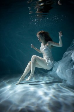 Suyun altında poz veren güzel genç kadın. Portre