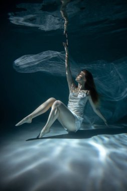 Suyun altında poz veren güzel genç kadın. Portre