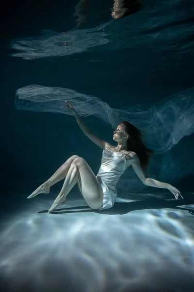 Belle Jeune Femme Posant Sous Eau Portrait — Photo