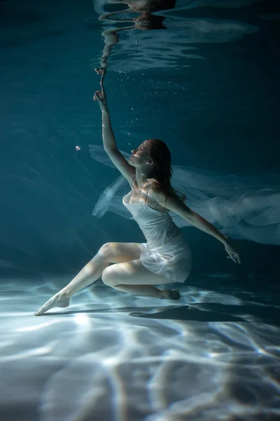 Belle Jeune Femme Posant Sous Eau Portrait — Photo