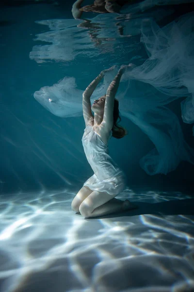 Mooie Jonge Vrouw Poseren Onder Water Portret — Stockfoto