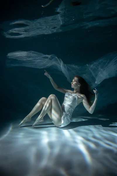 Mooie Jonge Vrouw Poseren Onder Water Portret — Stockfoto