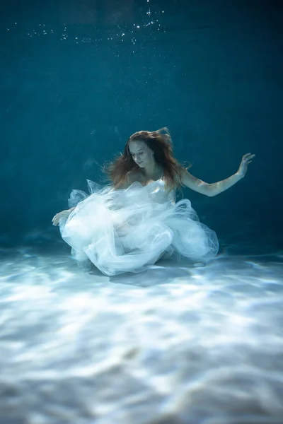 Piękna Młoda Kobieta Pozująca Pod Wodą Portret — Zdjęcie stockowe