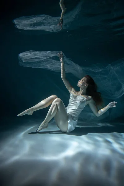 Mulher Bonita Posando Debaixo Água Retrato Imagem De Stock