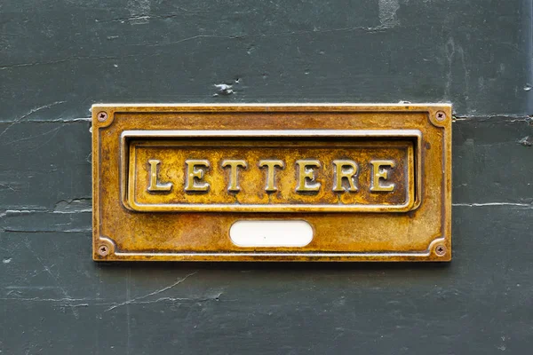 Briefkasten Aus Gebürstetem Kupfer Nahaufnahme Auf Alt Lackiertem Holz — Stockfoto