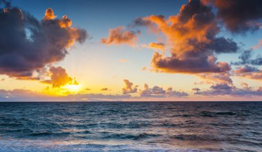 Denizin üzerindeki güzel gün batımının manzarası.