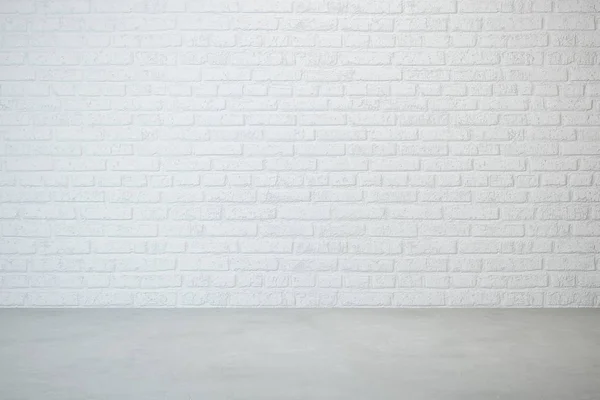 Sala vazia com parede de tijolo e piso de concreto — Fotografia de Stock