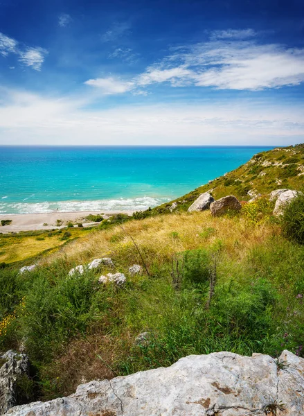 Zomerlandschap met heuvel, groene zee en blauwe lucht — Stockfoto