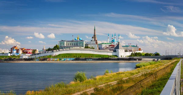Het Kazan Kremlin aan de oevers van de rivier de Kazanka, Kazan, Russ — Stockfoto