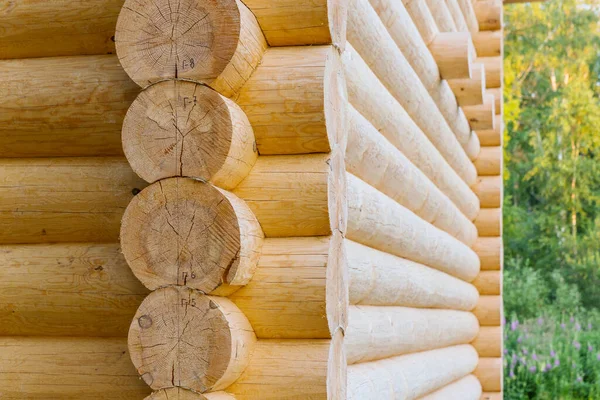 Doğal kütüklerden yapılmış ahşap evin köşesi.