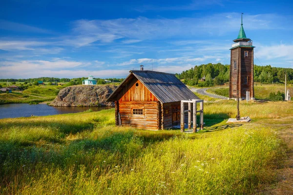 Сельская Местность Старым Бревенчатым Домом Пожарной Башней — стоковое фото