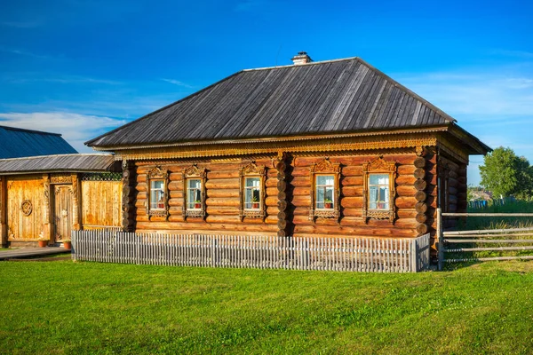 19世纪俄国古老的传统农村木制房屋 — 图库照片