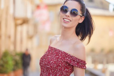 Küçük bir İtalyan kasabasında turist ziyaret