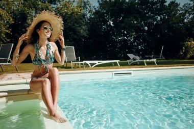 Model poz sonraki Bahçe içindeki Yüzme Havuzu