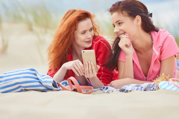 Duas Jovens Mulheres Deitadas Sol Uma Praia Areia Branca Relaxando — Fotografia de Stock