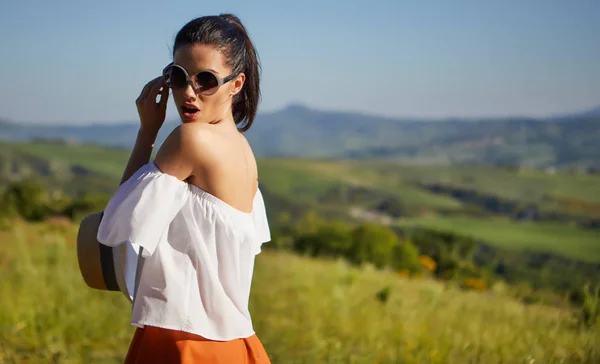 Menina Está Andando Longo Estrada Entre Campos Uma Paisagem Típica — Fotografia de Stock