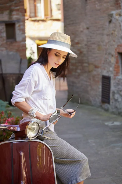 Mujer Italiana Scooter Las Calles Ciudad Toscana —  Fotos de Stock