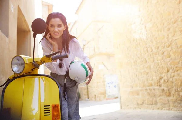 Beautiful Brunette Woman Tuscany Italy — Stock Photo, Image