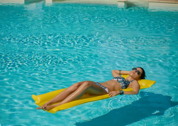Woman Relaxing Inflatable Mattress Summer Holiday Idyllic — Stock Photo, Image