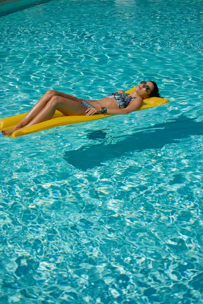 Mujer Relajándose Colchón Inflable Vacaciones Verano Idílicas — Foto de Stock