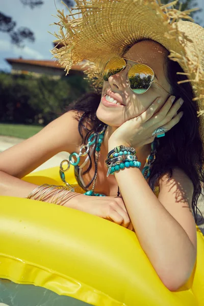 Belle Femme Chapeau Soleil Bronzer Sur Matelas Gonflable Dans Piscine — Photo
