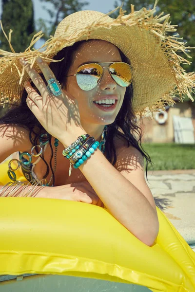 Mujer Bikini Tomando Sol Colchón Aire Piscina — Foto de Stock