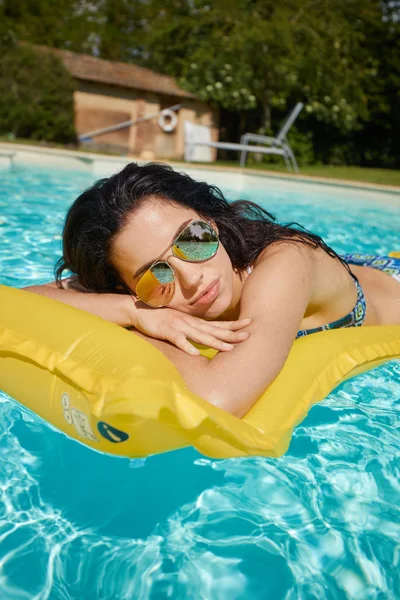 Woman Relaxing Inflatable Mattress Summer Holiday Idyllic — Stock Photo, Image