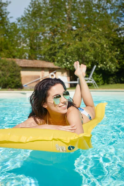 在充气床垫上放松的女人 夏日假期田园风光 — 图库照片
